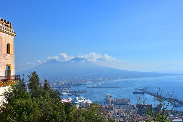 イタリア、ナポリ、チェルトーザ ・ ディ ・ サン ・ マルティーノとヴェスーヴィオ火山の側正面観 - 写真・画像