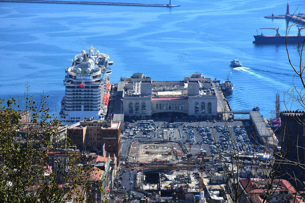 Olaszország, Nápoly, kilátás nyílik a kikötő, ahonnan a Certosa San Martino. - Fotó, kép
