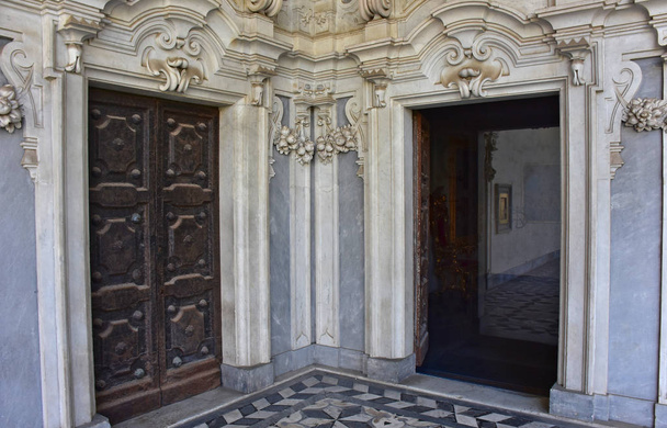 Olaszország, Nápoly, 13 október 2017. Certosa San Martino, 1325, éves monumentális vallási komplex. Nagy kolostor. Sarok ajtók alatt a mellszobrok, által Cosimo Fanzago. - Fotó, kép