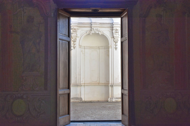 Италия, 13 октября 2017 года. Certosa of San Martino, год 1325, монументальный религиозный комплекс. Деталь внутренней комнаты
 - Фото, изображение