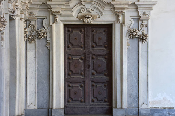 Italië, Napels, 13 oktober 2017. Certosa van San Martino, jaar 1325, monumentale religieuze complex. Grote klooster. Oude deur in de wandelgangen van de arcades. - Foto, afbeelding