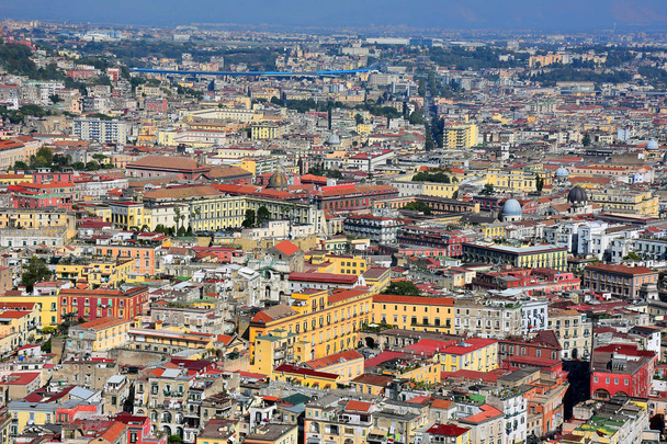 Italië, Napels, panorama van de ruimte van de luchthaven, het Sanit en Vergini district. - Foto, afbeelding