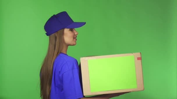 Prachtige levering dienst vrouwelijke agent weergegeven: thumns omhoog houden kartonnen doos - Video