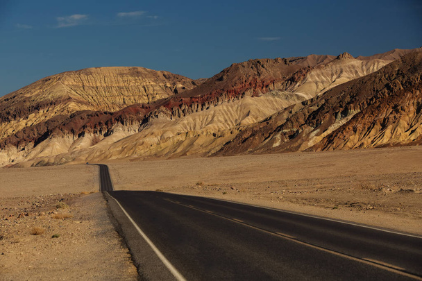View along Badwater Road in Death Valley National Park, Californ - 写真・画像