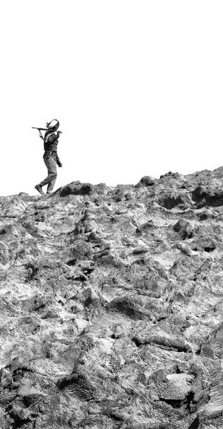  na rocha e no céu um soldado caminhando
 - Foto, Imagem
