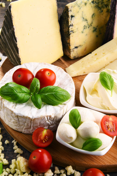 Different sorts of cheese on kitchen table - Φωτογραφία, εικόνα