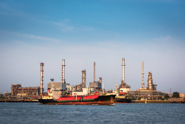 Öl- und Gasraffinerie-Anlage mit Schiffsverladerampe - Foto, Bild