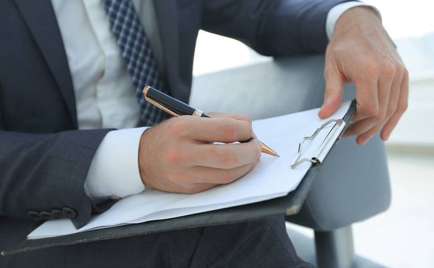 Podnikatel podepíše smlouvu. V ruce drží pero. - Fotografie, Obrázek