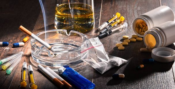 Suchtmittel, einschließlich Alkohol, Zigaretten und Drogen - Foto, Bild