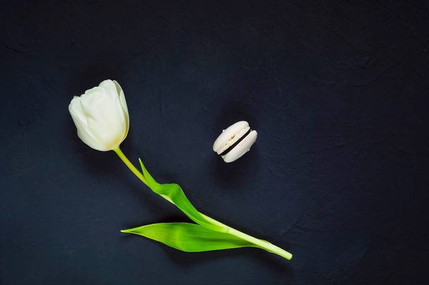 dessert  and a white tulip on a dark background  with hearts,holiday concept - Fotoğraf, Görsel