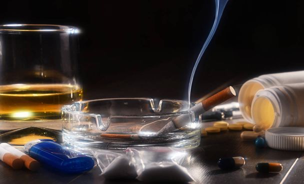 Substances addictives, y compris l'alcool, les cigarettes et les drogues - Photo, image