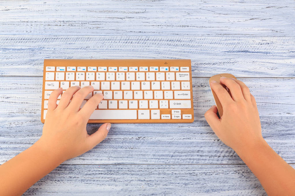 vista superior em mãos femininas trabalhando no teclado de ouro sem fio e mouse
 - Foto, Imagem