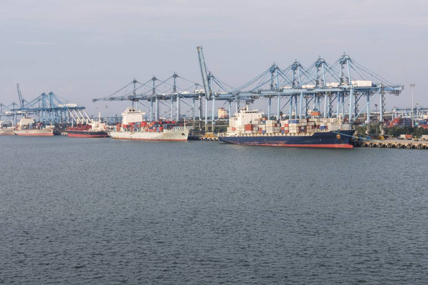 Port klang γερανοί εμπορευματοκιβωτίων και πλοία Μαλαισία - Φωτογραφία, εικόνα