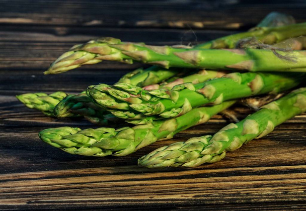 asparagus on wooden background - Φωτογραφία, εικόνα