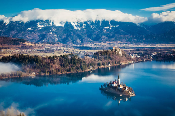 vista aérea sobre el lago Bled en una mañana brumosa desde Ojstrica vista
 - Foto, imagen