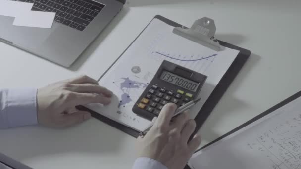 Biznesmen strony pracy z finansów na temat kosztów i kalkulator i laptop z telefonem komórkowym na withe biurko w nowoczesnym biurze - Materiał filmowy, wideo
