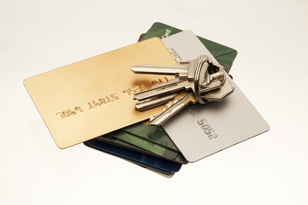 chaves em cima do cartão de crédito
 - Foto, Imagem