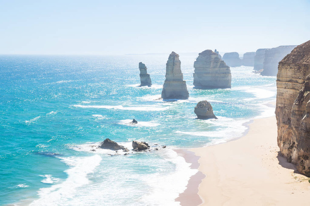 On iki Apostels ve kayalıklarla, Great Ocean Road, Victoria, Avustralya - Fotoğraf, Görsel
