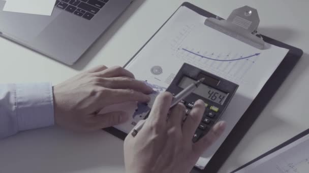 Biznesmen strony pracy z finansów na temat kosztów i kalkulator i laptop z telefonem komórkowym na withe biurko w nowoczesnym biurze - Materiał filmowy, wideo