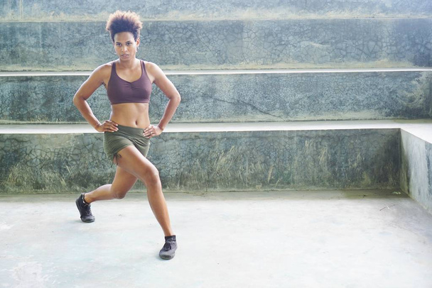 Mélanésienne pacifique fille athlète insulaire avec afro effectuer des routines d'exercice
 - Photo, image