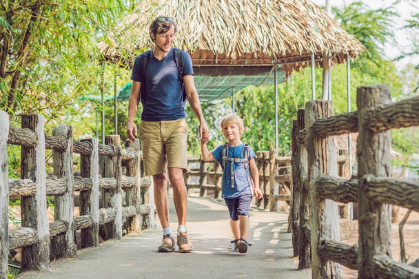 Father and son at the zoo. Spending day with family at the zoo. - Foto, imagen