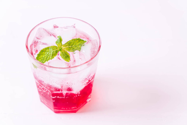 iced strawberry soda - Zdjęcie, obraz