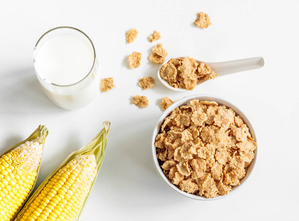 Здоровая кукуруза хлопья с молоком на завтрак на столе
 - Фото, изображение