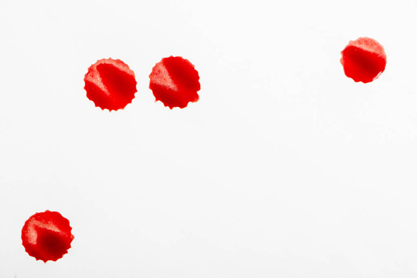 rode bloeddruppels op wit papier - Foto, afbeelding