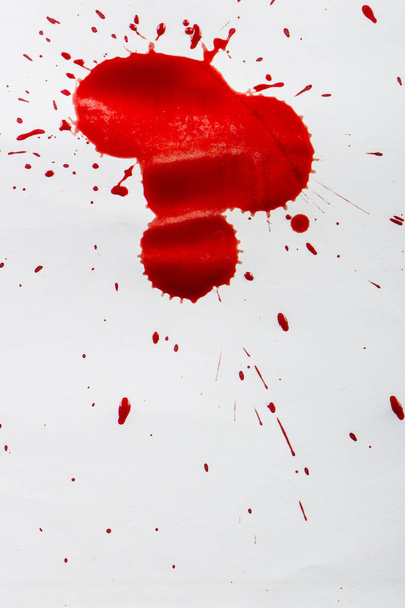 beyaz kağıt üzerine kırmızı kan damlaları - Fotoğraf, Görsel