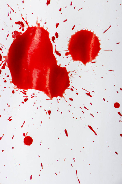 Tropfen roten Blutes auf weißem Papier - Foto, Bild