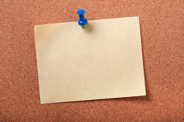 Sárga ragadós hozzászólás tűzött rajzszög cork üzenőfal - Fotó, kép