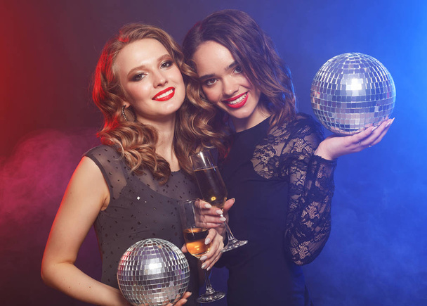 lifestyle and people concept: two beautiful   women with wine gl - Fotoğraf, Görsel