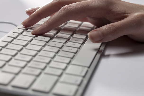 Imagen recortada de una mano humana en el teclado de la computadora
 - Foto, Imagen