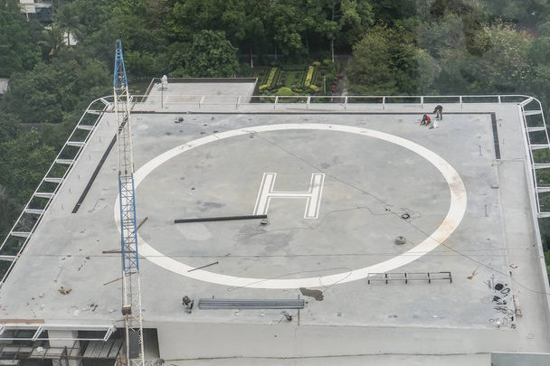 Helikopter park jel épület tetején - Fotó, kép