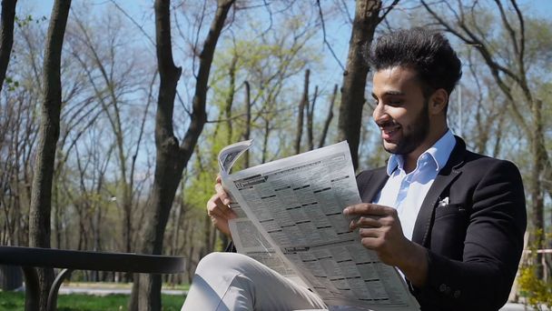 ムラートの男 caf と笑顔で新聞を読む.  - 写真・画像