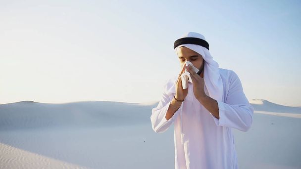 Аравійська хлопець відчуває неприємних відчуттів з холодною, стоячи в м - Фото, зображення