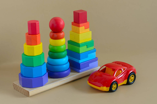 Leren developmental kids speelgoed. Geometrische stacker, speelgoedauto. C - Foto, afbeelding