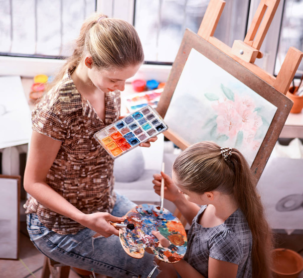 Καλλιτέχνη ζωγραφική σε καβαλέτο στο studio. Αυθεντικό παιδιά χρώματα . - Φωτογραφία, εικόνα