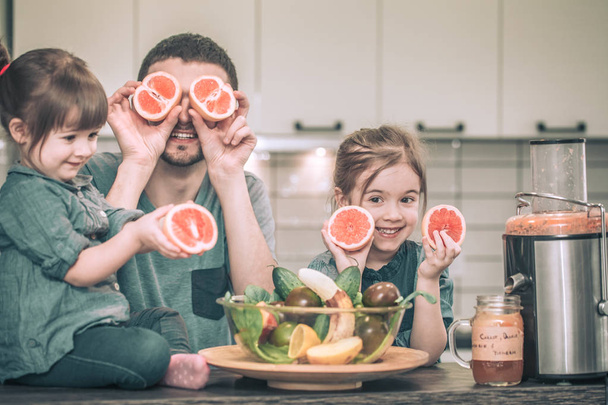 Papa mit Kindern in der Küche - Foto, Bild