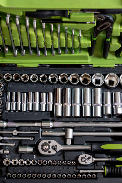 Conjunto de herramientas para la reparación de automóviles en caja
 - Foto, Imagen