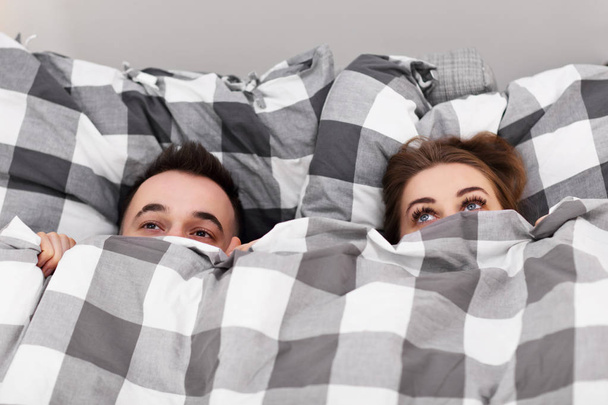 Erwachsenes attraktives Paar im Bett hat Probleme - Foto, Bild