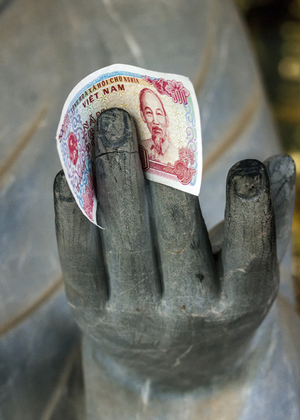 Vietnam Chua Bai Dinh Pagoda: Primo piano del filosofo buddista con i soldi in mano
. - Foto, immagini
