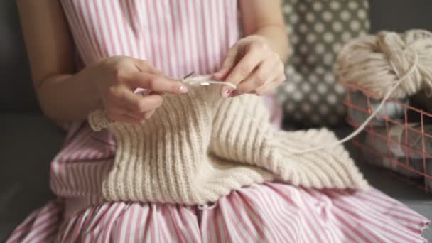 Zblízka žena ruce pletací jehlice vlněné oblečení. Žena hobby - Záběry, video