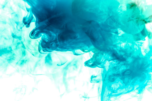 Hustý barevný kouř modré na bílém pozadí izolované. Pozadí z kouře vape - Fotografie, Obrázek