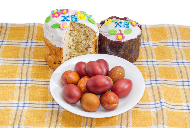 2 つのイースター ケーキや市松模様のテーブル クロスの上のイースターエッグ - 写真・画像