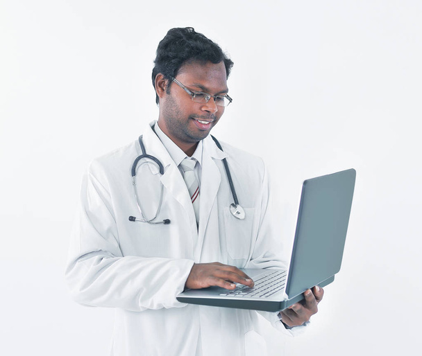 θεραπευτή, πληκτρολογώντας κείμενο σε φορητό υπολογιστή πληκτρολόγιο .isolated σε λευκό - Φωτογραφία, εικόνα