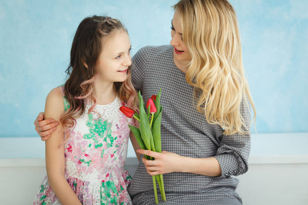 Lánya adta az anyja egy tulipán csokor. Tavaszi meglepetés - Fotó, kép