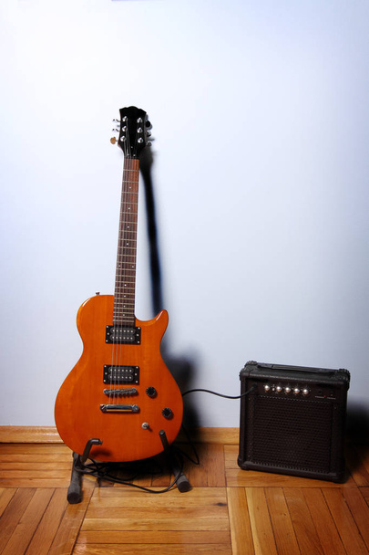 guitar and amplifier - Foto, imagen