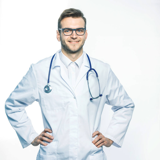  retrato - un médico de familia con estetoscopio sobre fondo blanco
 - Foto, imagen