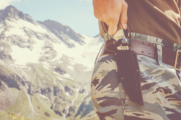 Cuchillo clásico de mano con funda para cazador que ama acampar o hacer senderismo
 - Foto, imagen